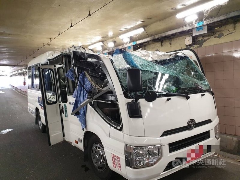 台北市基隆路車行地下道9日上午發生小巴自撞事故，疑駕駛未注意限高，造成小巴駛入地下道後撞損車頂。（翻攝照片）中央社記者黃麗芸傳真  113年9月9日