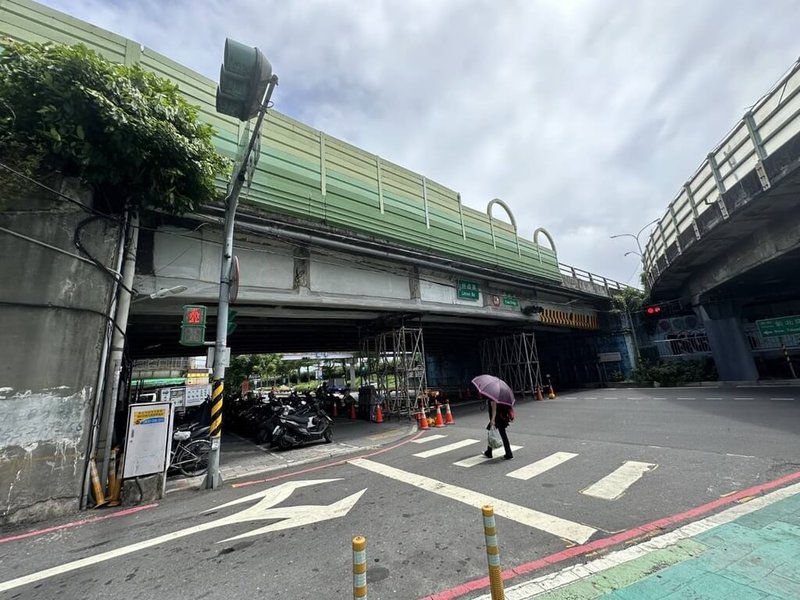 新北市政府工務局指出，福和橋近年來多次遭到超高車輛撞擊，為保障用路人安全，將進行外側預力梁更換工程，預計今年底前可以完工。（工務局提供）中央社記者王鴻國傳真  113年9月9日