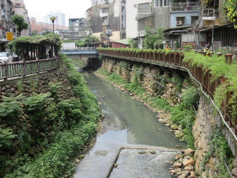 新北市土城區公館溝（希望之河）部分渠段因水流較緩，渠底常有異味飄散的情形，為改善臭味問題，市府自籌新台幣322萬元經費，10日將進場施作。（水利局提供）中央社記者王鴻國傳真  113年9月9日