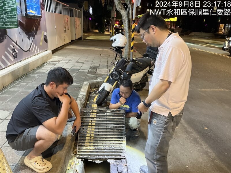 新北市永和區仁愛路莊仁橋旁瓦磘溝8日晚間突然冒出大量泥水,環保局派員溯源稽查,查獲某處營建工地正排放泥水,依違反水污染防治法告發,也責令業者立即停止排放。(環保局提供)中央社記者王鴻國傳真 113年9月9日