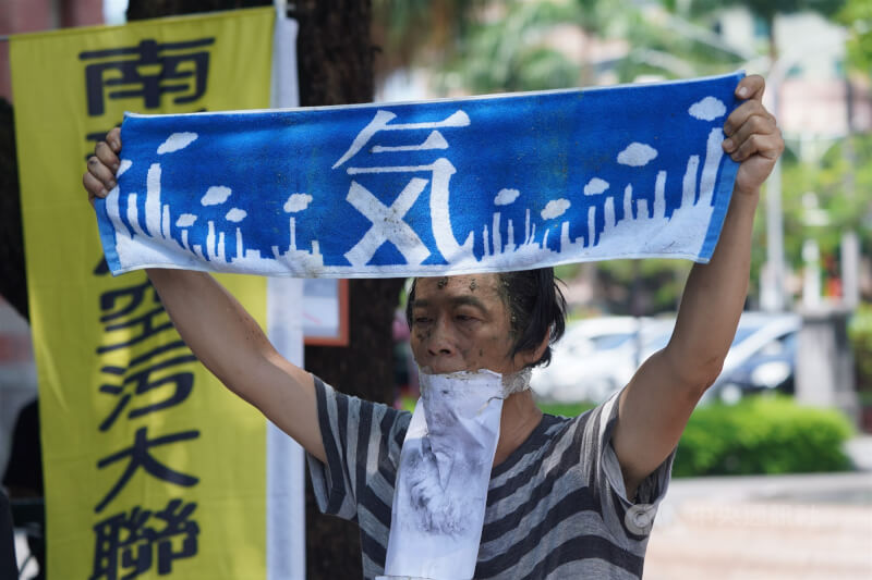 麥寮電廠1號機延後除役，多個環保團體7月在監察院大門口舉行記者會要求監委調查，一名行動藝術家到場表示立場。中央社記者徐肇昌攝 113年7月2日