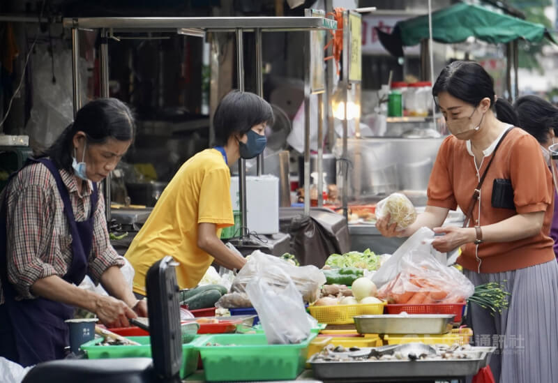 高雄市鳳山區民眾前往黃昏市場買菜。（中央社檔案照片）