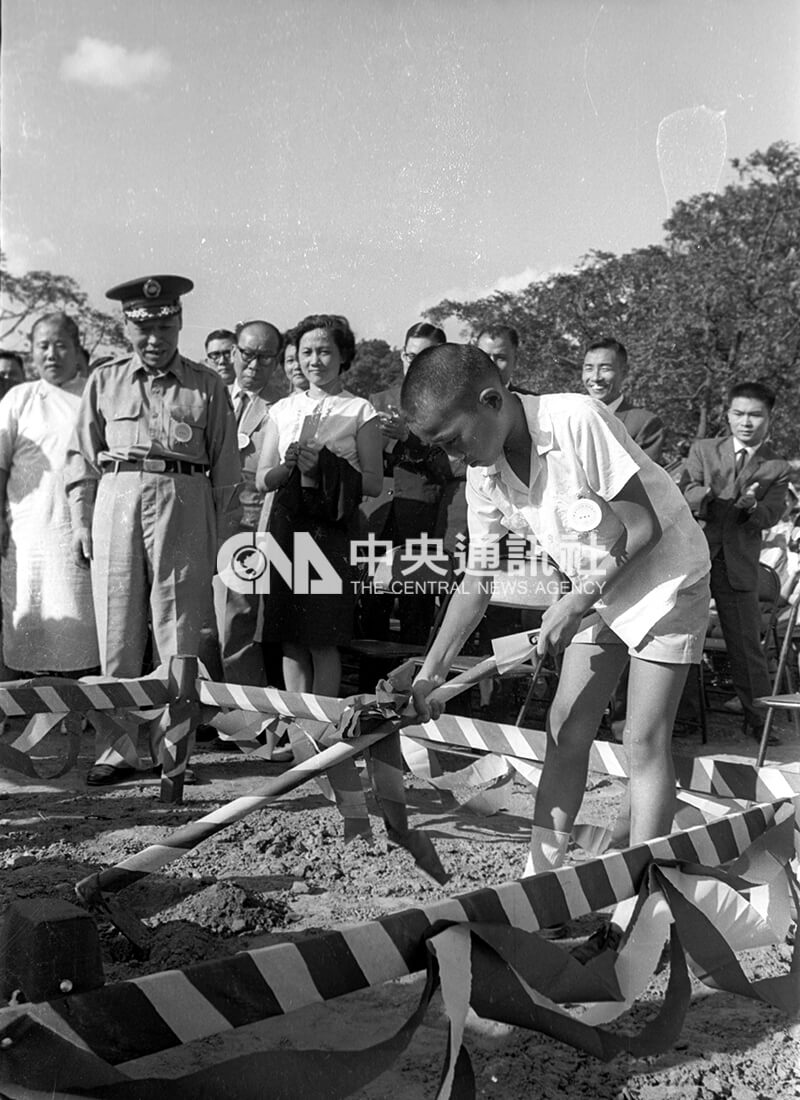 再春游泳池由李再春的弟弟李佑春破土。 中央社記者潘月康攝　54年9月10日