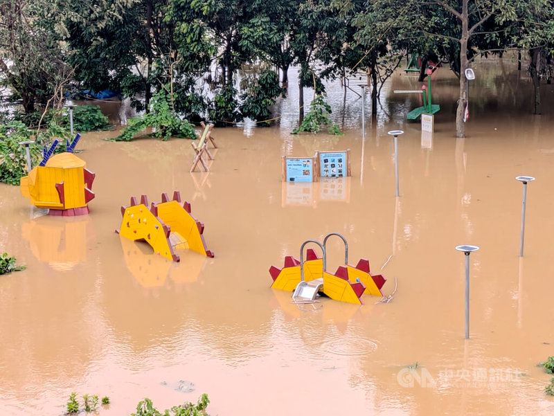 紅河水位9日深夜至10日持續上漲淹沒沿岸住戶，附近公園的遊具10日下午泡在水裡。由於上游持續洩洪，紅河流經河內市段的水位預計將持續上漲。中央社記者陳家倫河內攝 113年9月10日