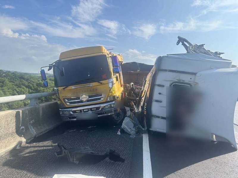 國道3號南下苗栗通霄路段10日上午發生事故，1輛拖吊車正準備協助處理停放路肩的故障大貨車，遭後方砂石車追撞，造成拖吊車和貨車駕駛死亡。（國道警方提供）中央社記者魯鋼駿傳真  113年9月10日