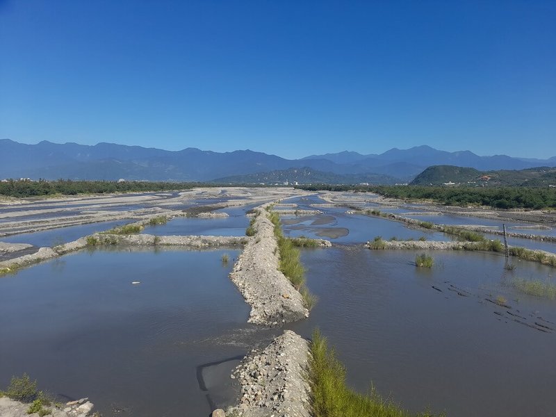 為抑制河川揚塵，2012年起台東縣政府與第八河川局合作進行卑南溪河床水覆蓋工法，但7月遭颱風凱米破壞，目前修復工作進展順利，8月底已修復7成水覆蓋面積，盼在中秋節前夕恢復至8成以上。（台東縣環保局提供）中央社記者李先鳳傳真  113年9月10日