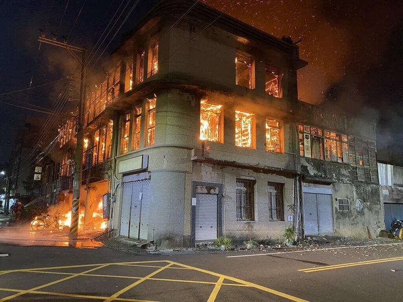 嘉義朴子榮昌戲院8月31日凌晨發生火警,橘色火光照亮黑夜,由於現場多屬木造建築,火勢迅速延燒,消防人員歷經3小時奮鬥才撲滅火勢。(嘉義縣消防局提供)中央社記者蔡智明傳真 113年9月10日