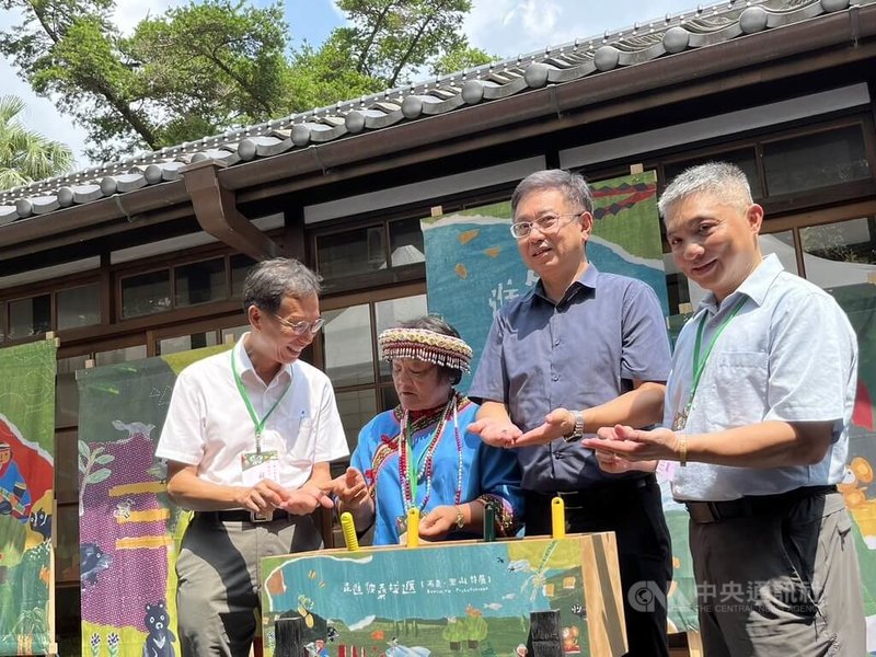 「走進彼桑拉返-布農里山」特展即日起在台北市「保育小站」展出,慈心有機農業發展基金會執行長蘇慕容(左1)表示,世界名畫、名曲因保存、傳唱得以流傳下來,保存部落的智慧是所有人的責任。林業及自然保育署署長林華慶(右2)說,要創造新價值強化部落韌性。中央社記者楊淑閔攝 113年9月10日