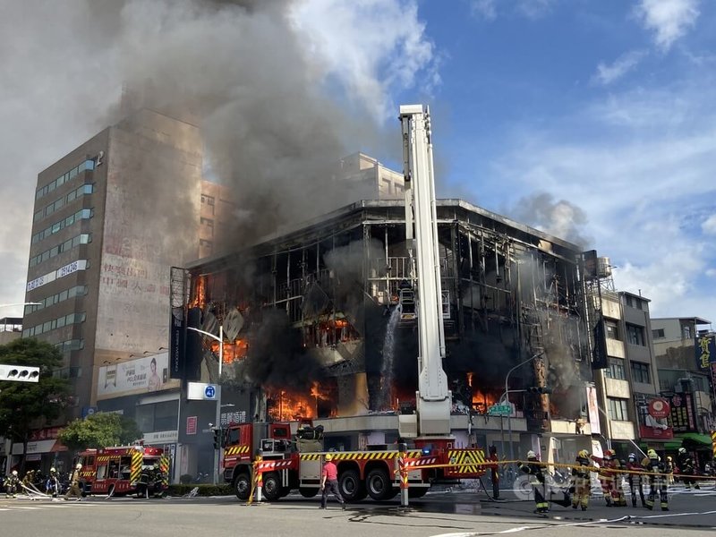 高雄市新興區林森一路口一棟4層樓婚紗店10日發生火警，現場不斷竄出陣陣濃煙及橘色火舌，建物外牆幾乎燒毀，消防局獲報派員到場布水線灌救，約下午3時40分控制火勢。中央社記者董俊志攝 113年9月10日