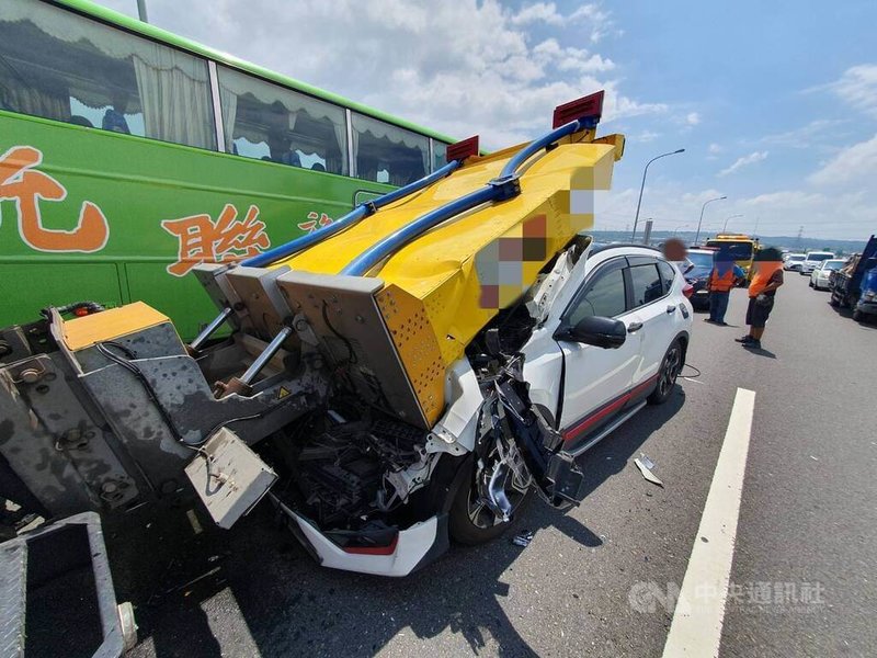 張姓男子10日上午駕駛自小客車，行經台74線台中烏日北上路段時，疑未注意前方，撞上1輛停在中線作業中的緩撞車，自小客車車頭毀損，張男輕傷。（翻攝照片）中央社記者蘇木春傳真  113年9月10日