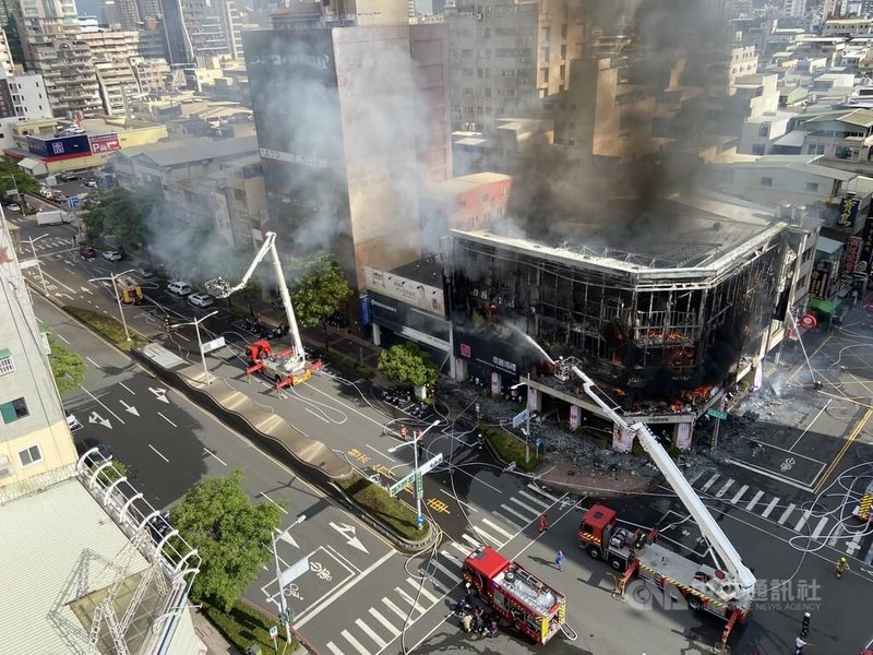 高雄市新興區林森一路上一間婚紗店10日下午發生大火，火勢一度猛烈，4層樓建物外牆幾乎全毀，消防局出動雲梯車高空射水並監控火勢防止延燒，至下午近4時撲滅火勢，整棟建築被燒得焦黑。中央社記者董俊志攝 113年9月10日