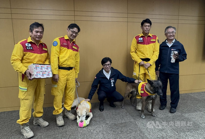 中秋節將至，高雄市長陳其邁（中）10日在市政會議上致贈消防局搜救犬隊中秋加菜食品與小玩具，肯定搜救犬亮眼表現。中央社記者蔡孟妤攝  113年9月10日