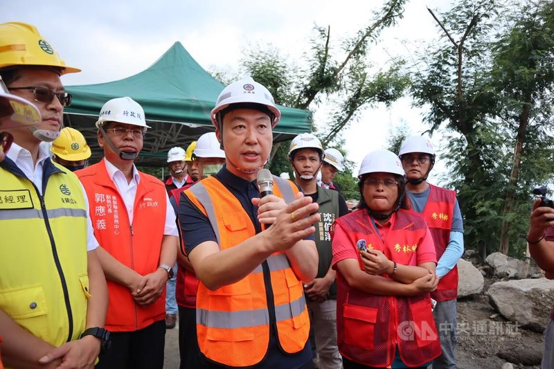 日前大雨導致花蓮崇德至和仁鐵公路中斷,交通部長陳世凱(中)10日下午到台鐵北迴線崇德段及蘇花公路台9線164.5K土石泥流災區視察。中央社記者李先鳳攝 113年9月10日