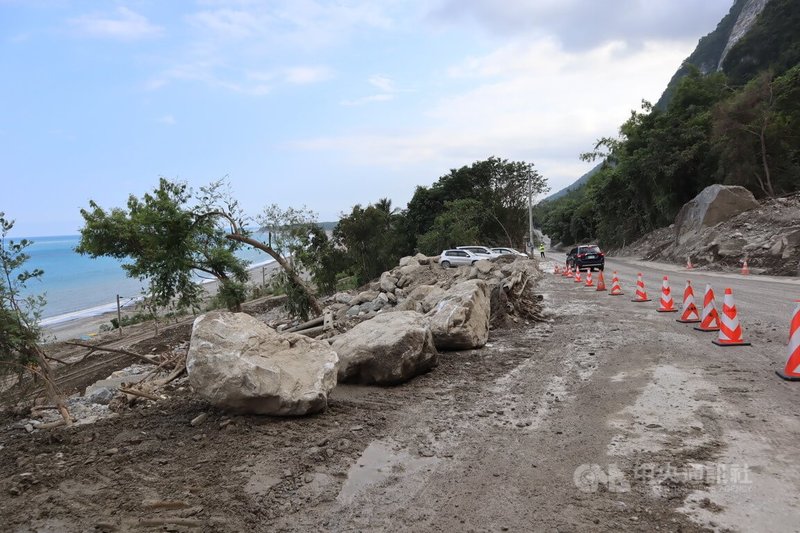 台9線164.5K蘇花公路崇德路段8日發生邊坡坍方土石流,泥流溢流至台鐵軌道,以致當天鐵公路北向交通均受影響;在蘇花公路下方即為台鐵北迴線鐵軌軌道。中央社記者李先鳳攝 113年9月10日