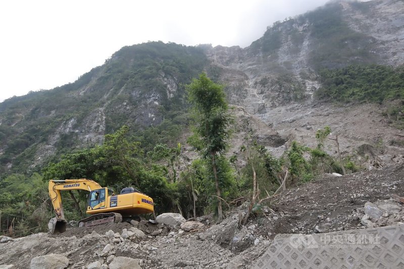 台9線164.5K蘇花公路崇德路段8日發生邊坡坍方，土石泥流溢流至台鐵軌道影響當天鐵公路北向交通，當晚單線搶通放行後，晚間又再度封閉後續仍管制放行，工務單位積極搶修中。中央社記者李先鳳攝 113年9月10日