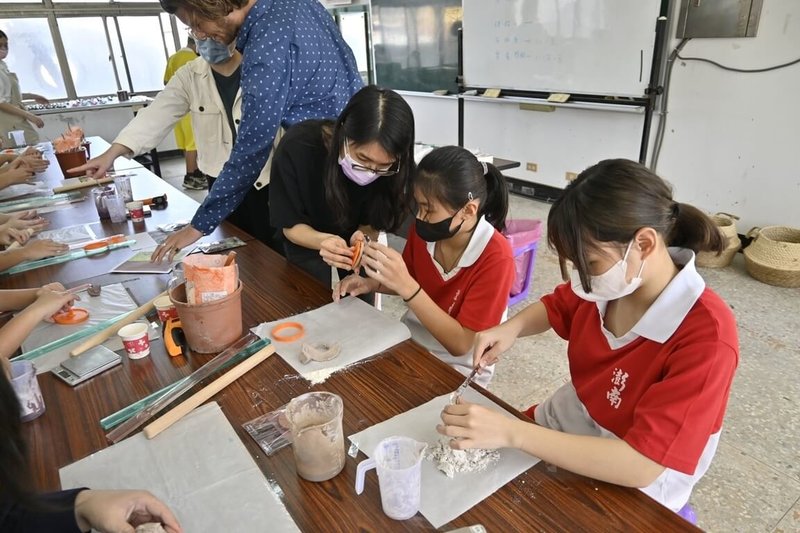 教育部10日舉辦「跨領域美感教育卓越領航計畫」績優學校頒獎典禮,澎湖縣澎南國中設計出「磚屬於你」、「餅藝皂趣」等活動,引導學生觀察地方色彩美學獲獎。(教育部提供)中央社記者陳至中台北傳真 113年9月10日
