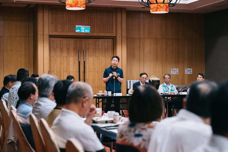 花蓮地區觀光因地震、颱風等天災遭受衝擊，交通部長陳世凱（立者）10日晚間與花蓮觀光旅館業、民宿及遊樂業者等座談，傾聽業者心聲與建言。（交通部縱管處提供）中央社記者李先鳳傳真  113年9月10日