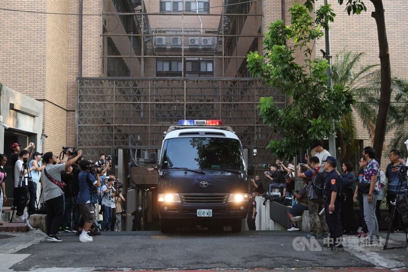 台北地檢署偵辦京華城案,10日下午提訊在押的民眾黨主席柯文哲,訊問約2.5小時後還押台北看守所,眾多媒體在囚車道旁守候。中央社記者趙世勳攝 113年9月10日