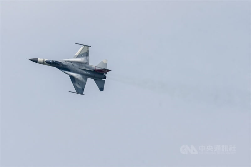 IDF戰機在空軍嘉義基地進行空中性能展示。（中央社檔案照片）