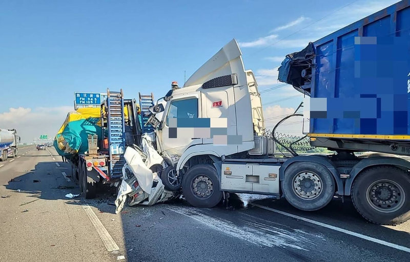 國道3號北上194公里和美路段10日上午發生聯結車、半聯結車及轎車追撞車禍，因撞擊力道大，轎車被夾在半聯結車及聯結車中間，車體嚴重變形毀損。（警方提供）中央社記者吳哲豪傳真  113年9月10日