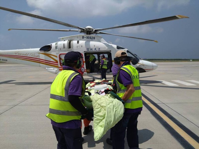 凌天航空救護直升機自民國107年8月進駐澎湖，協助執行醫療後送任務，自9月10日下午4時起，在短短24小時內共執行5件後送台灣與澎湖醫療和安寧任務，刷新單日後送任務最高紀錄。（凌天航空提供）中央社  113年9月11日