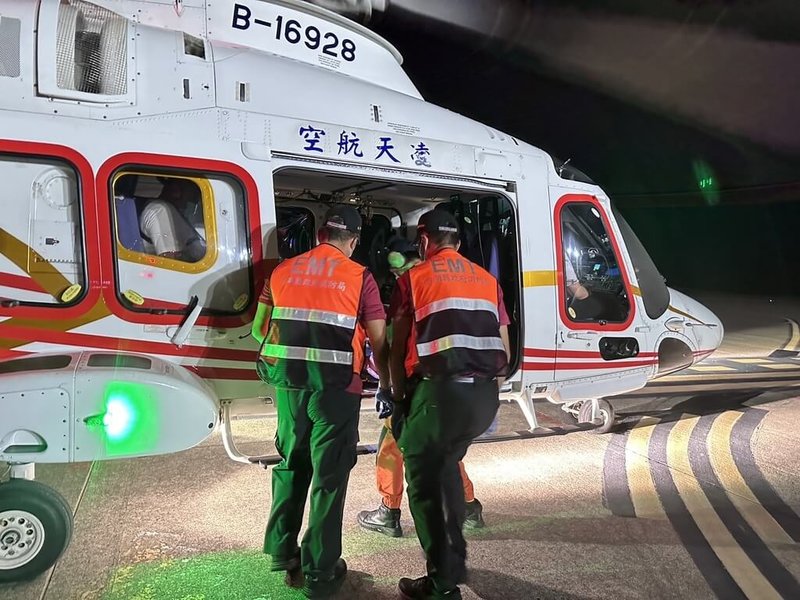 澎湖縣衛生局表示,凌天航空救護直升機從10日下午4時起到11日中午先後完成5件醫療後送及病患安寧轉送任務,寫下24小時內執行5趟後送的新紀錄。(凌天航空提供)中央社 113年9月11日