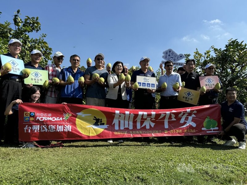 台塑企業11日在斗六大川果園舉辦認購斗六文旦記者會，雲林縣長張麗善（中）等人出席，行銷在地優質農產品。中央社記者姜宜菁攝  113年9月11日