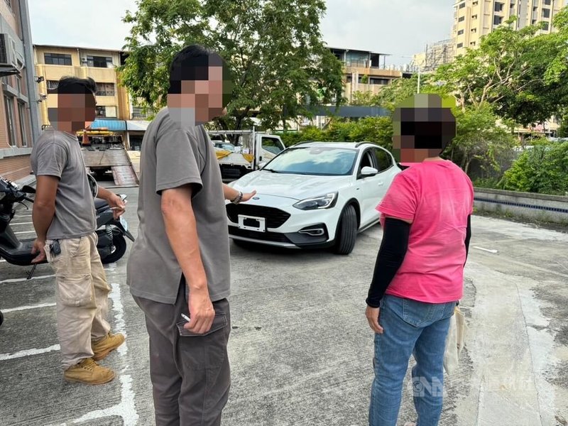 台中警方日前發現一輛自小客車所懸掛的車牌字體異常，經攔查發現為假車牌，事後查出王姓男子曾因酒駕遭扣牌，卻掛上網購的假車牌，王男母親開車上路遭查獲後，除依法移置車輛外，還被警方依法送辦。（翻攝照片）中央社記者蘇木春傳真  113年9月11日