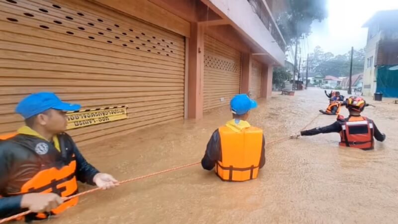 11日泰國清萊府水災，救難人員展開救災。（Tubjaotak Task Force, Pha Muang Force/Handout via 路透社）