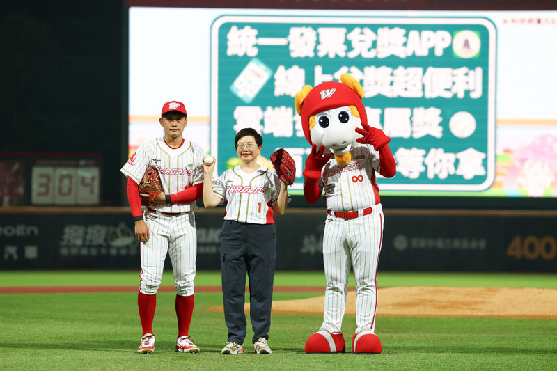 財政部台北國稅局11日在天母棒球場舉辦「雲端發票強棒出擊」活動，財政部長莊翠雲（中）換上味全龍球衣，首度為中華職棒比賽開球，鼓勵民眾響應發票無紙化運動。（味全龍提供）中央社記者張璦傳真  113年9月11日