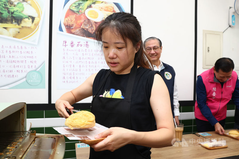 移民署跨部會行動列車關懷新住民活動11日前往新北市板橋區，拜訪在台創業開店的香港新住民王文佳（前），王文佳表示，為了呈現道地的冰火菠蘿油口味，特別請台灣廠商製作獨門配方。中央社記者王騰毅攝  113年9月11日