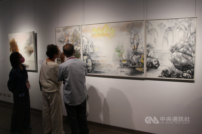 勤益科技大學「當代繪畫 三人展」11日舉辦開幕活動，共展出29件作品，包括油畫、膠彩等創作，展期至27日止。中央社記者蘇木春攝  113年9月11日