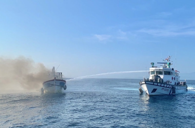 一艘漁船11日清晨6時許在宜蘭縣蘭陽溪口1浬處冒出大量濃煙，海巡署調派2艘巡防艇前往現場滅火，控制火勢後，在海巡船艇戒護下，漁船由友船拖抵烏石港。（蘇澳海巡隊提供）中央社記者王朝鈺傳真  113年9月11日