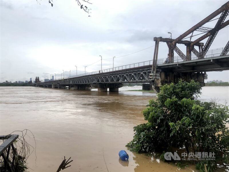 紅河流經河內市段水位持續上升，10日下午起，橫跨紅河的龍邊橋（圖）已全面禁止車輛通行。中央社記者陳家倫河內攝 113年9月10日