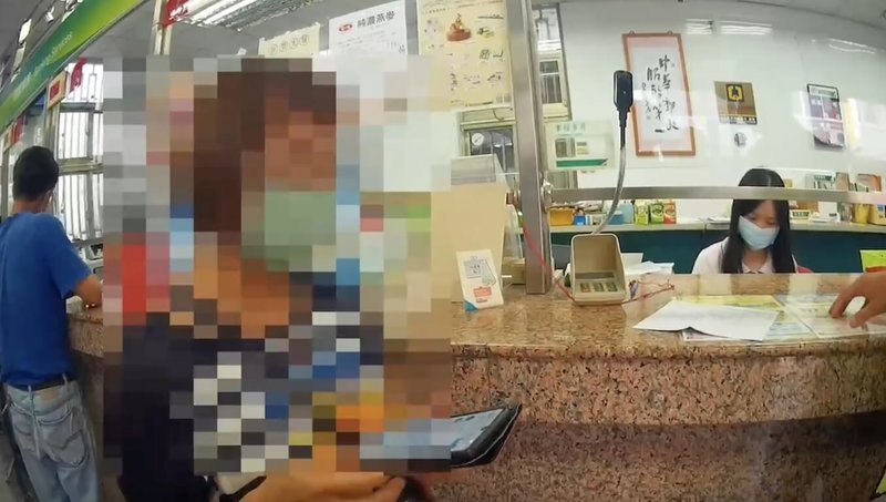 苗栗一名婦人誤入詐騙陷阱，到郵局欲匯款新台幣80萬元給Line好友「老公」，面對員警勸阻一度不耐煩稱「你們都不懂」，在員警苦勸4小時後才終於讓她打消念頭、相信自己遇到詐騙。（警方提供）中央社記者管瑞平傳真  113年9月11日