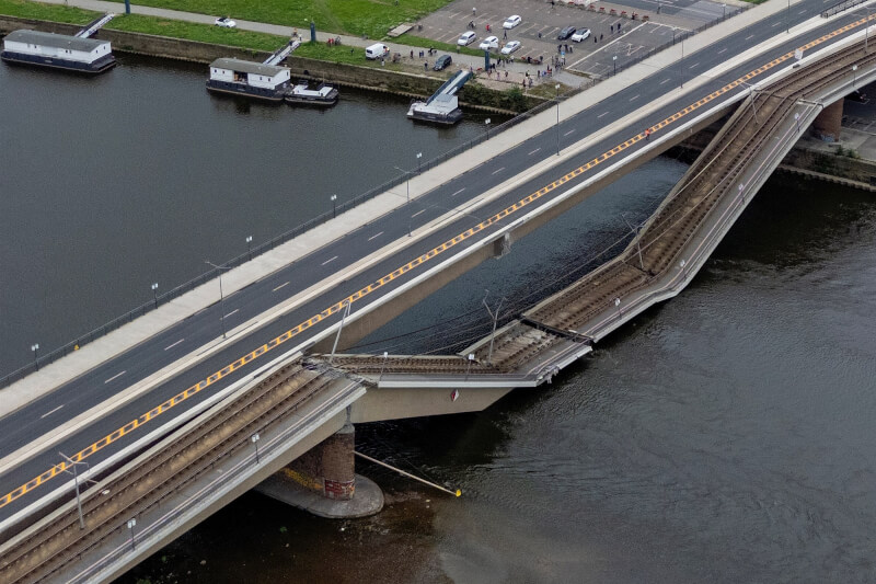 德國東部德勒斯登卡洛拉大橋11日凌晨坍塌一截，幸無人受傷。（法新社）