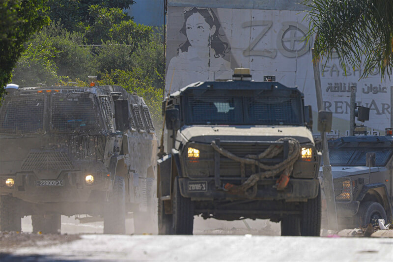 圖為以色列軍車10日對約旦河西岸發動軍事攻擊。（路透社）