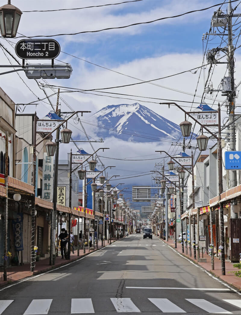 日本山梨縣「本町通」是拍攝富士山的絕佳景點之一，近年廣受遊客喜愛。（共同社）