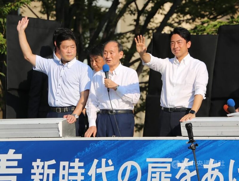 日本執政黨自民黨總裁（黨主席）選舉12日公告，候選人有9人，人數創新高，9月27日將投開票。日本時事通信社最新民調顯示，目前43歲的前環境大臣小泉進次郎（右）得票比例暫居第一。中央社記者楊明珠橫濱攝 113年9月12日