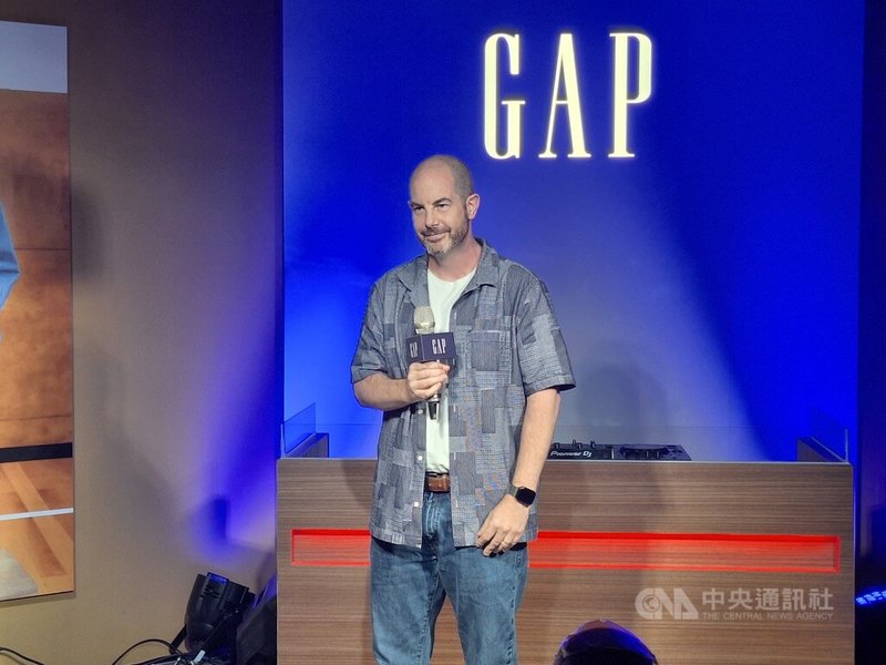 美國快時尚品牌Gap（蓋璞）12日舉辦進軍台灣10週年記者會，Gap台灣地區負責人克里斯托弗莫勒（Christopher Mohler）表示，看好台灣市場，已有未來3年展店計畫，預計再開出7至10家店；之後將改裝台灣店鋪，於數位環境和互動性都做出提升。中央社記者何秀玲攝 113年9月12日