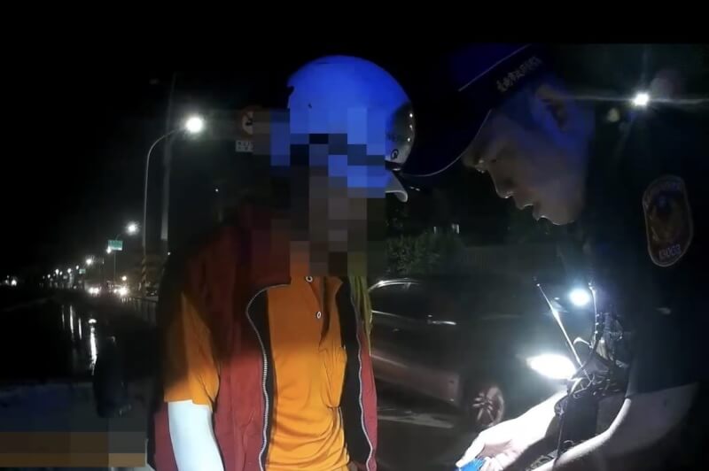 台南市郭姓男子日前深夜騎機車逆向行駛遭警攔查，當場被搜出各式毒品，訊後送辦。（台南市警局提供）中央社記者張榮祥台南傳真 113年9月12日