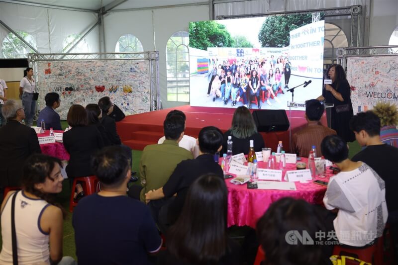 文化部邀請到巴黎參與文化奧運台灣館的幕後工作團隊，12日在圓山花博舉行成果與心得分享記者會，成員透過照片及影片分享籌備活動的心路歷程。中央社記者趙世勳攝 113年9月12日