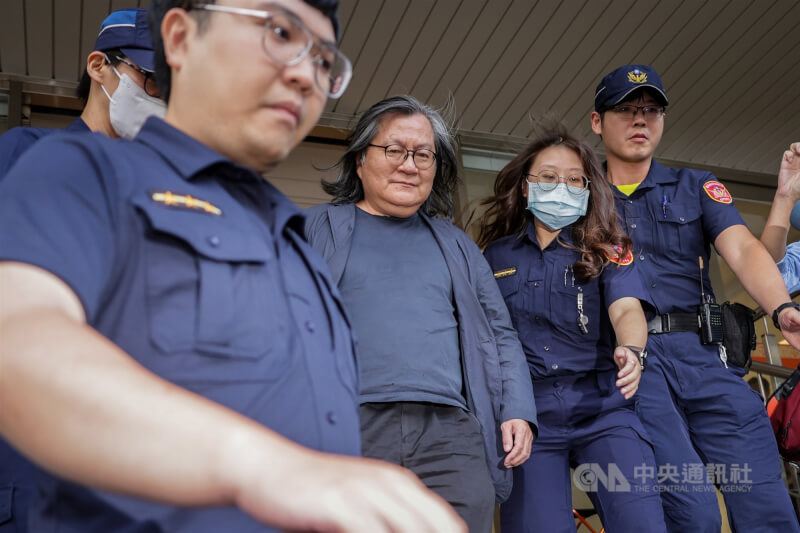 台北地檢署偵辦京華城案，檢察官12日上午以證人身分傳喚前台北市都發局長林洲民（左2）說明，林洲民下午離開北檢，面對媒體記者提問不發一語。中央社記者裴禛攝 113年9月12日