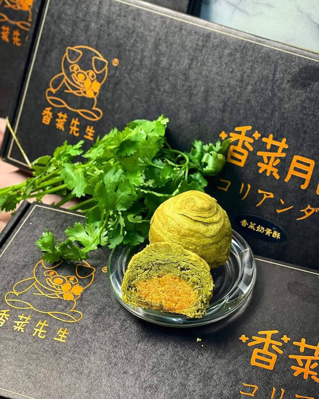 受颱風凱米影響，香菜近期仍未回到昔日均價。彰化北斗香菜農顏名源、顏佑任開發的香菜月餅，今年1顆雖微漲新台幣2.5元，依舊供不應求。（顏佑任提供）中央社記者鄭維真傳真  113年9月12日