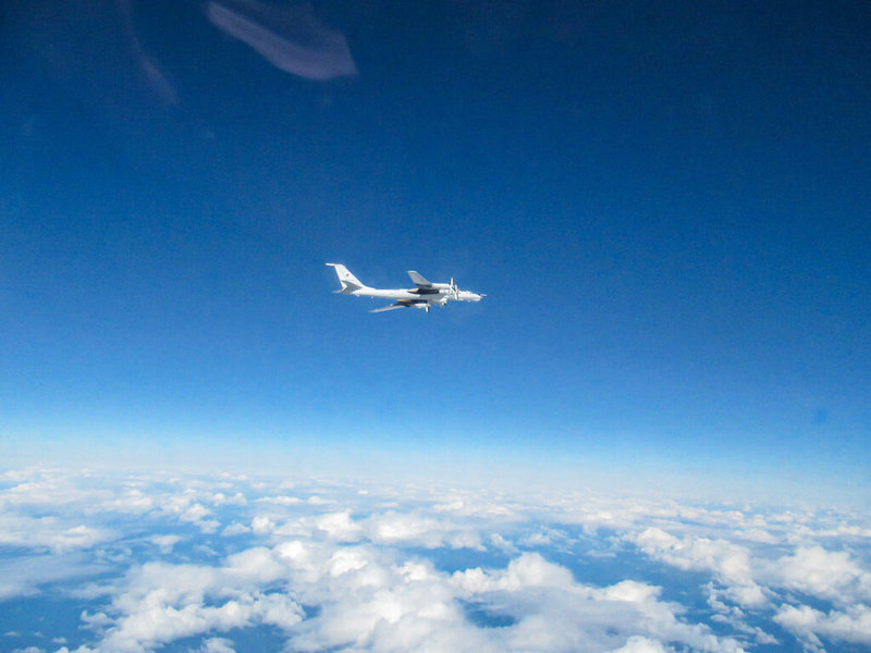 北約代號Bear-F(熊-F)俄羅斯圖波列夫式(Tupolev)Tu-95戰略轟炸機11日侵擾英國飛航情報區(FIR),英國空軍「颱風」(Typhoon)戰鬥機緊急升空攔截伴飛。圖由英國空軍飛行員手持攝影機拍攝。(英國國防部提供)中央社記者陳韻聿倫敦傳真 113年9月13日