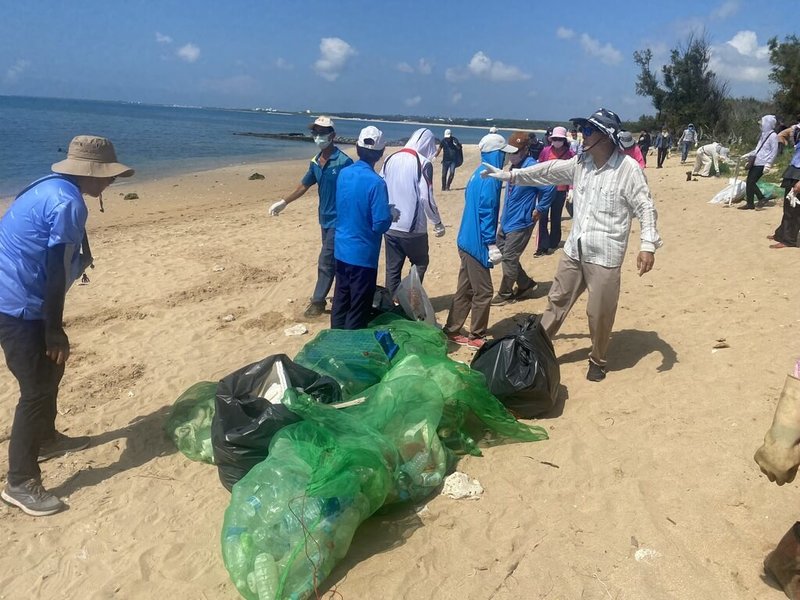 台電澎湖區營業處13日上午號召前往林投公園海灘淨灘，近600人在烈日高溫下合力清除岸際廢棄物，還給黃金海灘乾淨風貌。（台電澎湖區營業處提供）中央社  113年9月13日