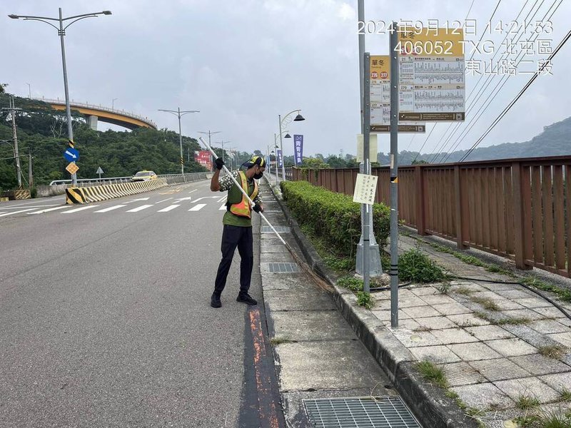 台中市北屯區東山路公車站牌附近有民眾違規亂丟垃圾，環保局表示，清潔隊當日已清理完畢，經查多為餐盒、紙杯等家戶垃圾，已架設監視器加強取締，依法開罰。（台中市政府提供）中央社記者趙麗妍傳真 113年9月13日