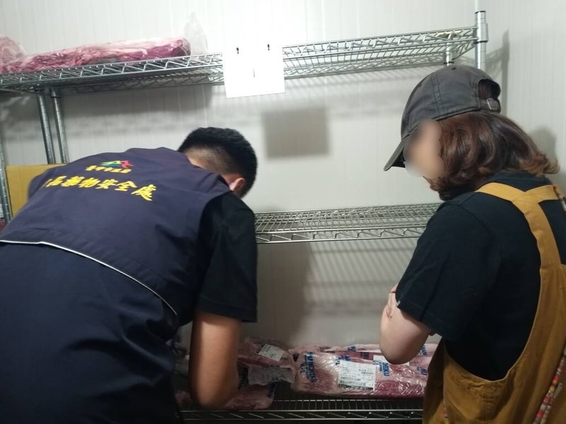 台中市政府衛生局查出燒肉餐廳「和牛EMPEROR」存放逾期肉品等食材,重罰新台幣114萬元、勒令停業,新承接團隊13日開始營業。圖為中市食安處稽查人員對新業主進行儲存食材效期稽查。(民眾提供)中央社記者趙麗妍傳真 113年9月13日