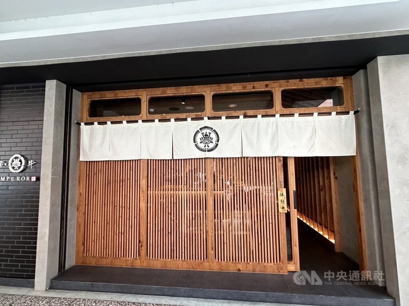 台中市西屯區一家號稱由日本師傅開設的頂級和牛燒肉餐廳先前被查出店內存放逾期食材遭重罰並勒令停業。現在已有台灣新業主接手，13日下午5時起重新對外營業。中央社記者趙麗妍攝 113年9月13日