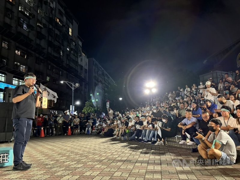 民眾黨主席柯文哲因京華城案遭羈押禁見，民眾黨13日晚間在新莊體育館外開講，民眾黨團總召黃國昌（左）說，檢方不僅放任、縱容，根本是狼狽為奸，意圖摧毀柯文哲代表的希望。中央社記者郭建伸攝  113年9月13日